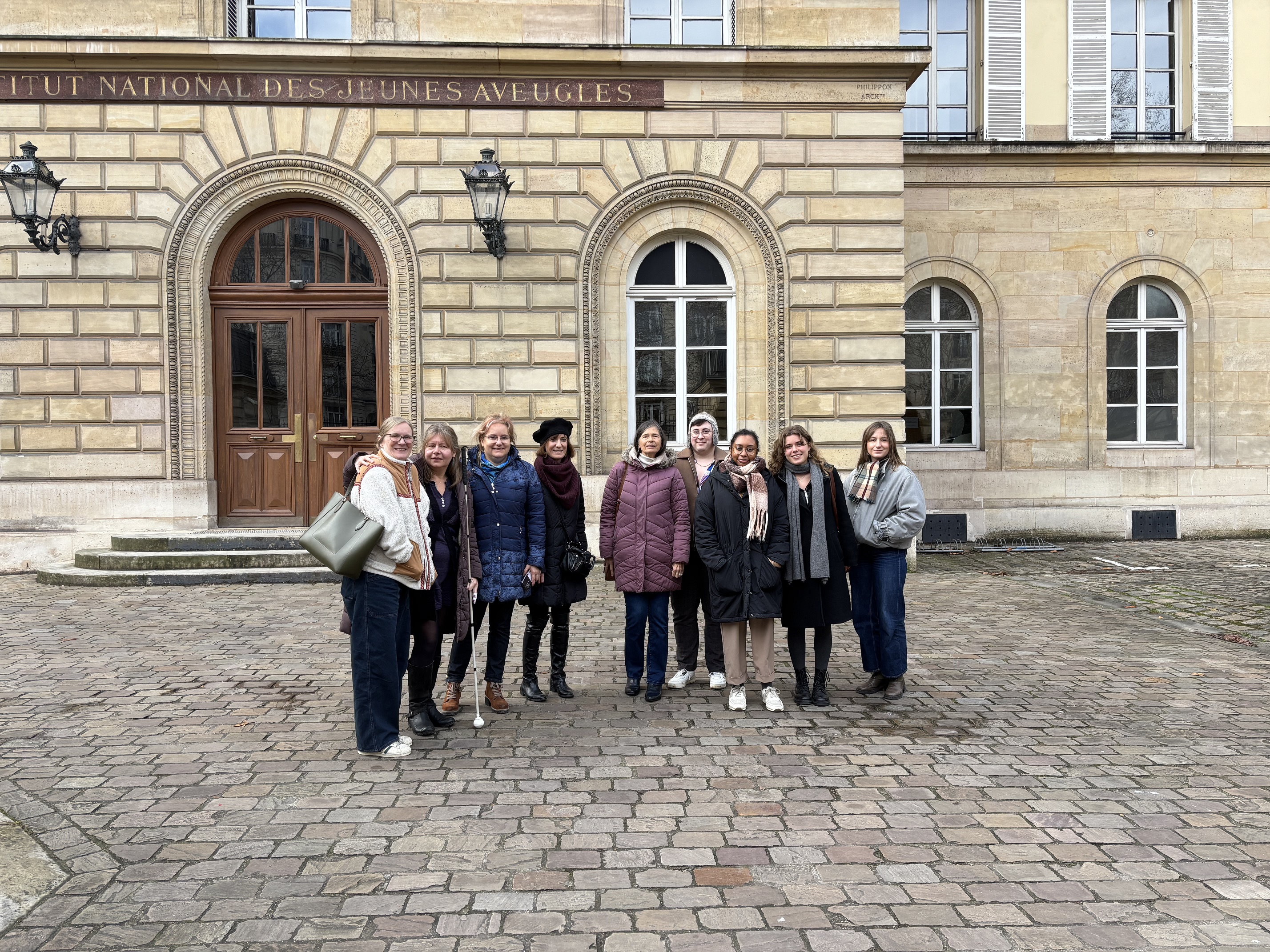 Le groupe ANR devant INJA Institut des jeunes Aveugles