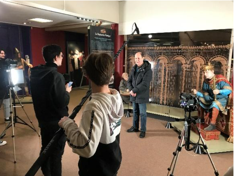 Scène de tournage d'interviewdans la tapisserie de bayeux vu de derrière