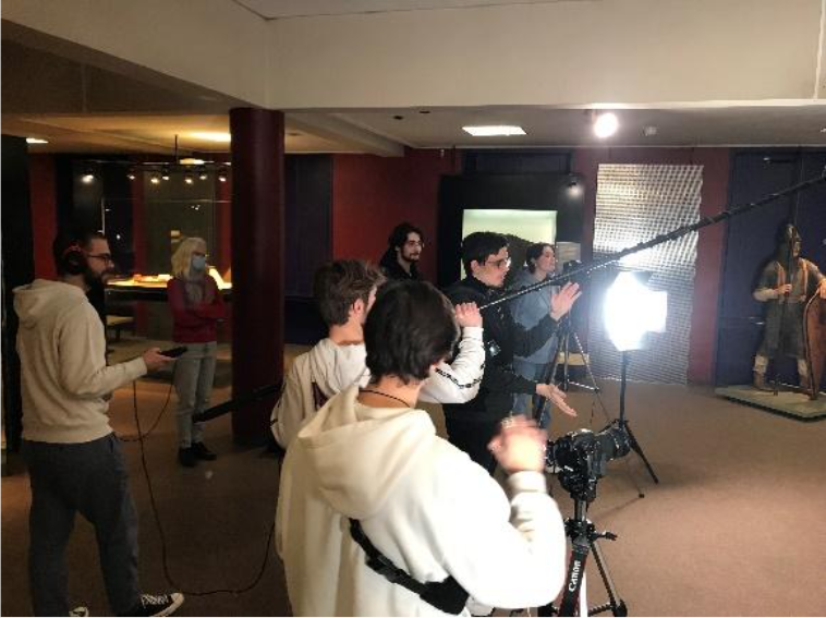 Scène de tournage d'interviewdans la tapisserie de bayeux vu de profil